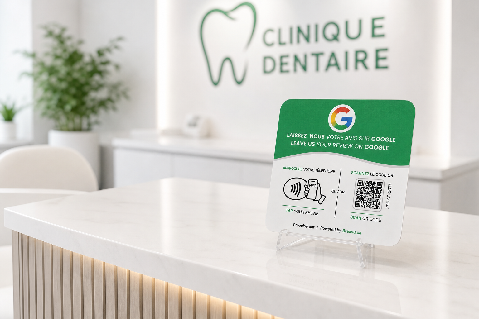 Une plaque d'avis Google Braavu sur le comptoir d'un commerce