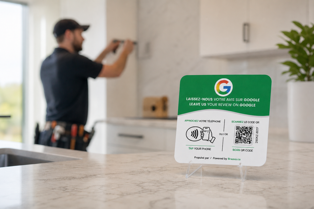 Une plaque d'avis Google Braavu sur le comptoir d'un commerce