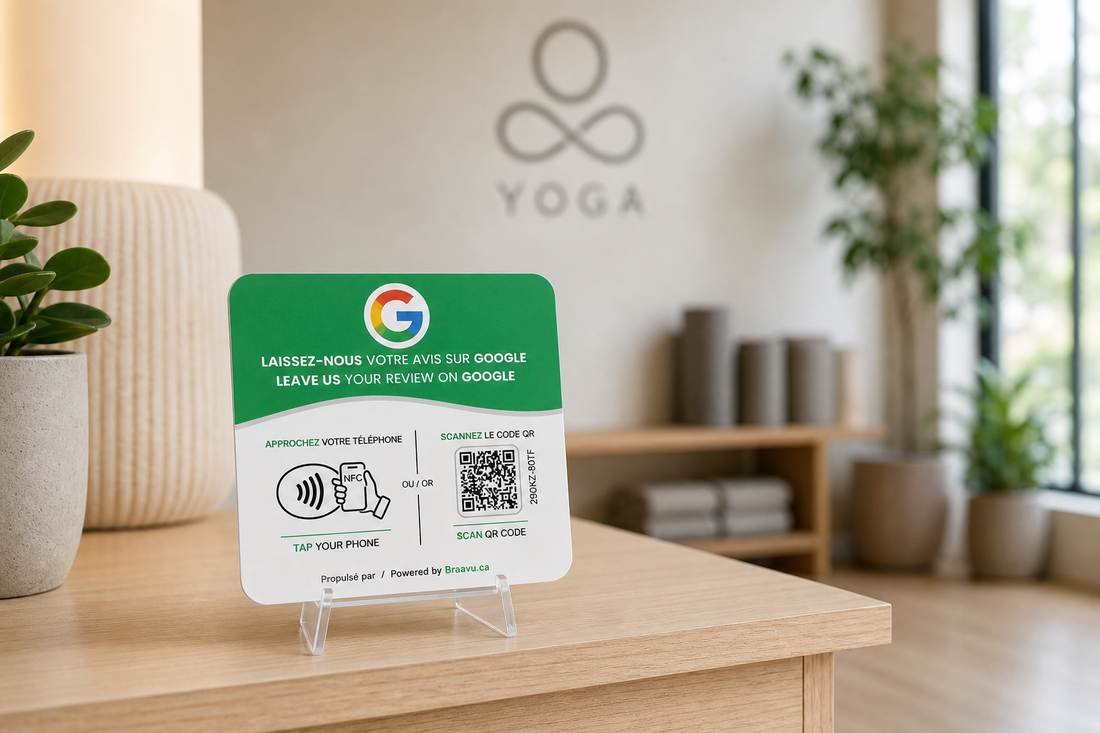 Une plaque d'avis Google Braavu sur le comptoir d'un commerce